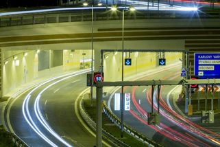 V Bubenečském tunelu se srazilo osm aut - Novinky